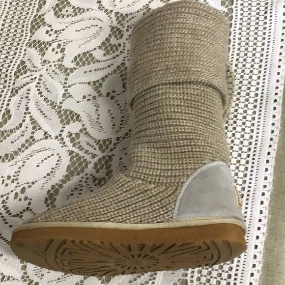 UGG knitted boots with 3 wooden buttons, cream/tan with grey heel - Picture 5 of 16